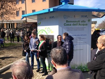 Inaugurazione casa dell'acqua a Pero. Le Case dell’Acqua che dkr ha installato per il Gruppo Cap sono oltre 150. Conseguito da DKR